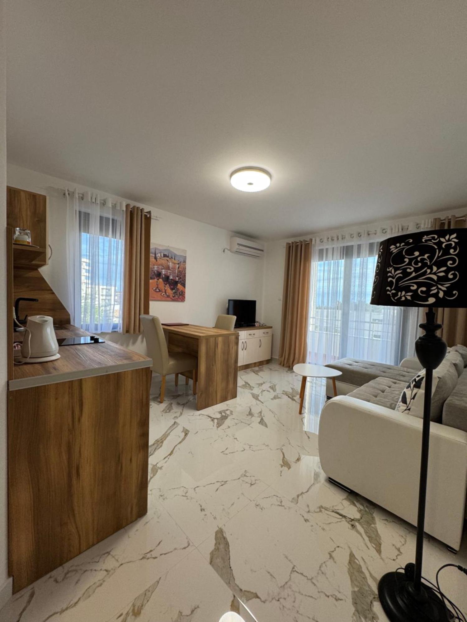 Hotel Freiburg Улцинь Екстер'єр фото